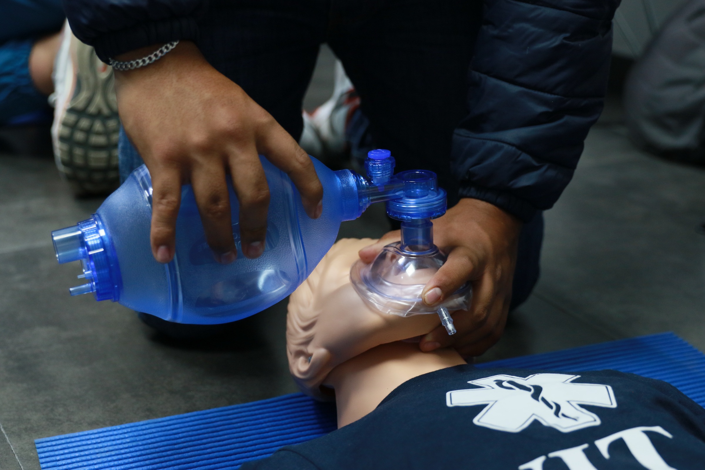 Práctica de ventilación en curso de primeros auxilios de VITA RESCUE